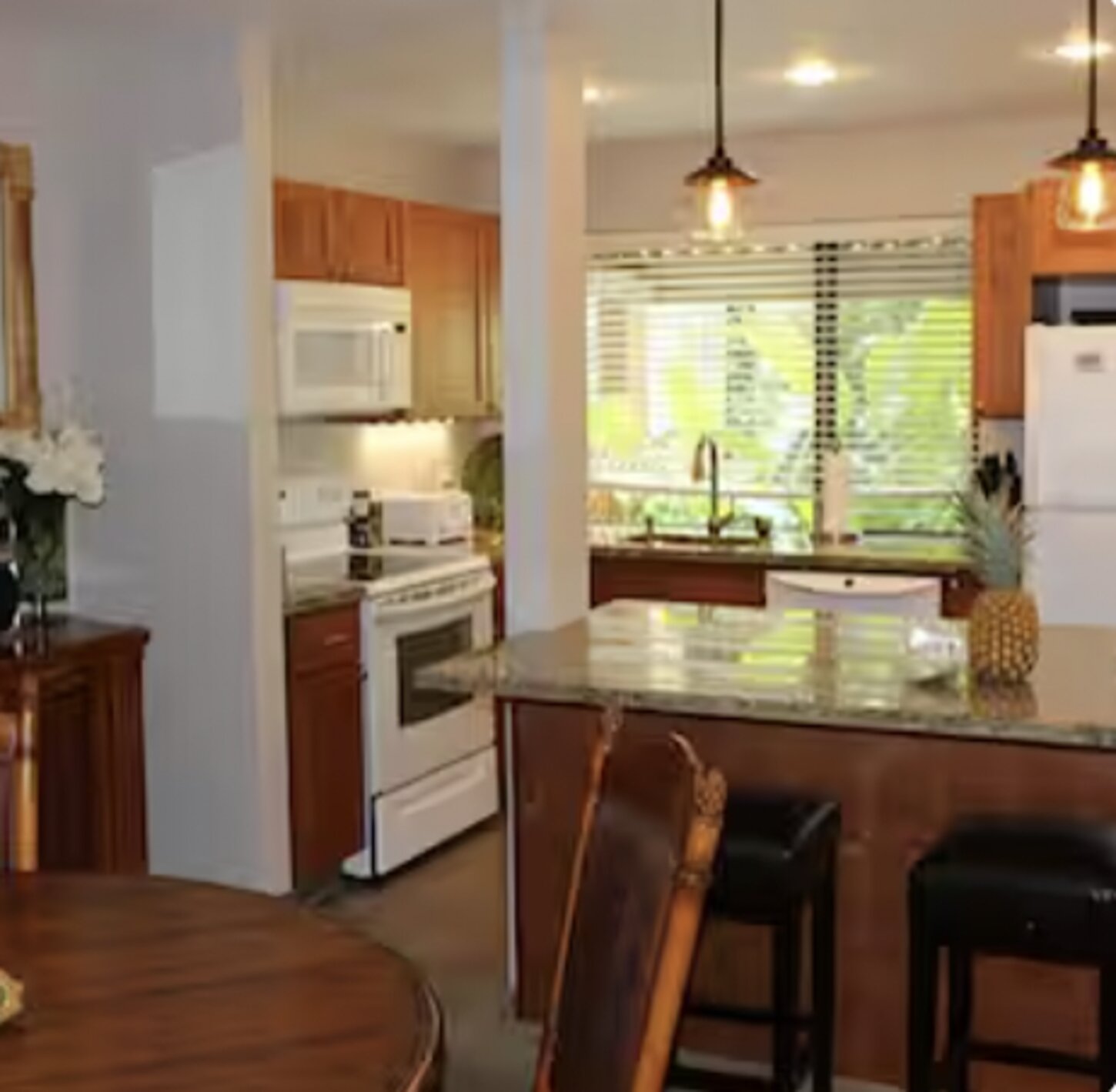 Updated & well-stocked kitchen