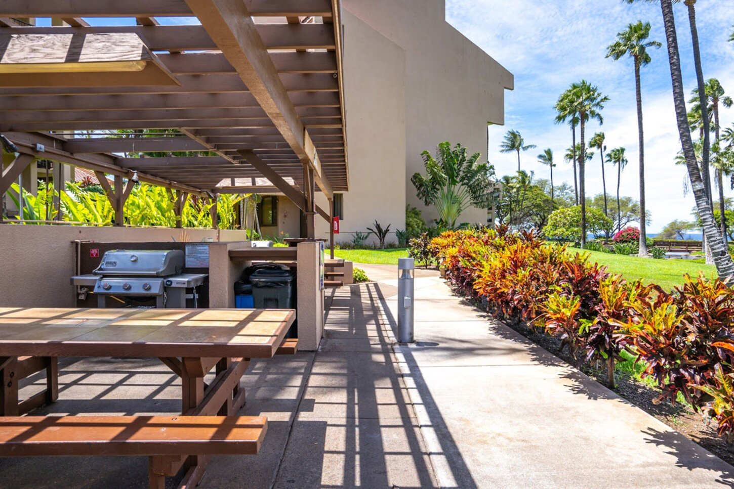 2 BBQs with view to garden and ocean