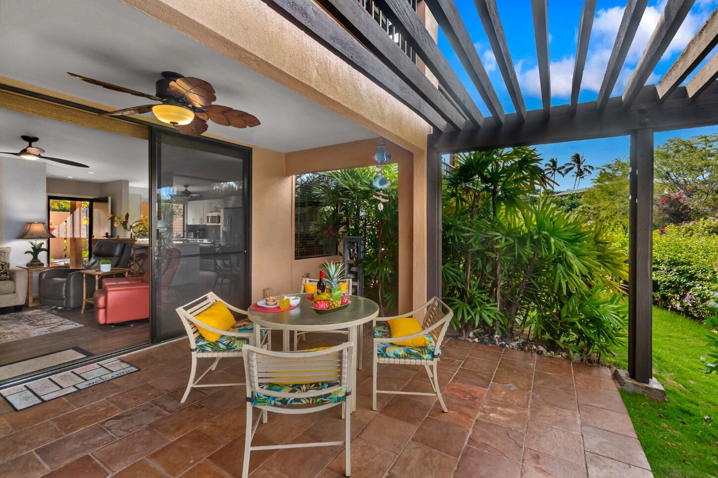 Fresh fruit and morning coffee on your spacious lanai.  Very relaxing.
