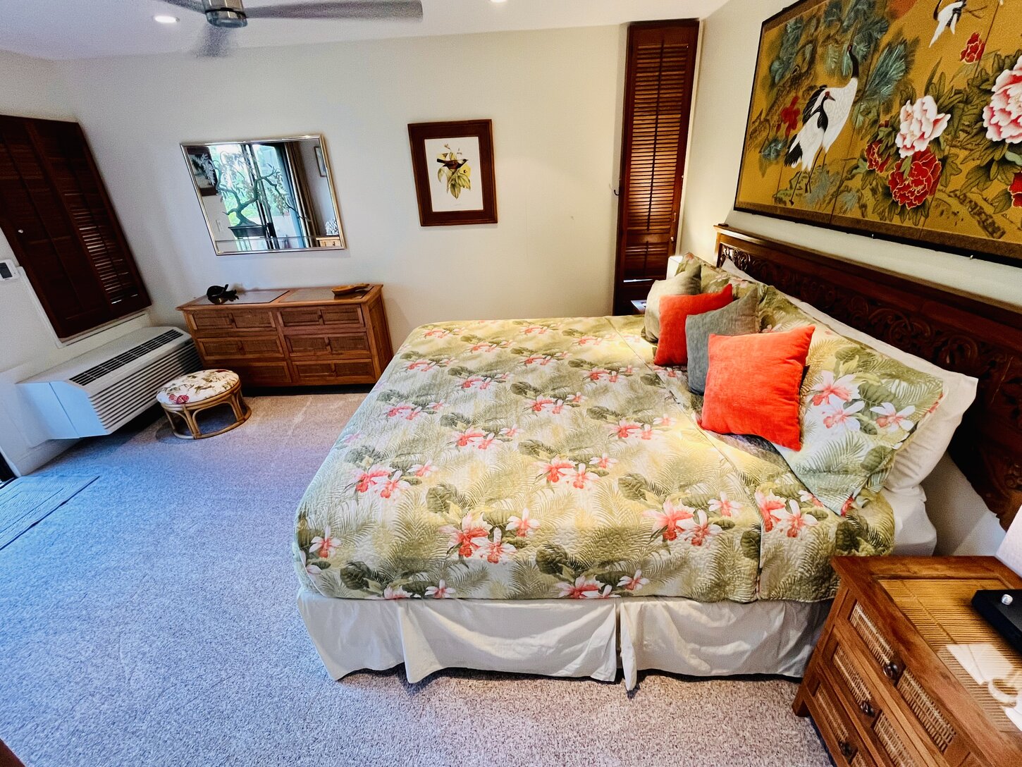 Relax and Recharge – Sink into the comfort of a king bed with a tropical spread, while gentle breezes from the ceiling fan and lanai just steps away set the perfect mood