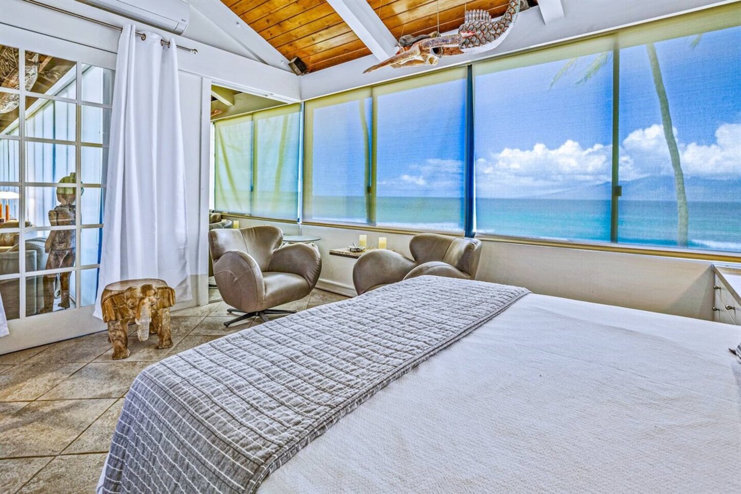 One of 2 bedrooms on main floor.  Queen bed and 1 twin. Enjoy oceanfront panoramic views. 