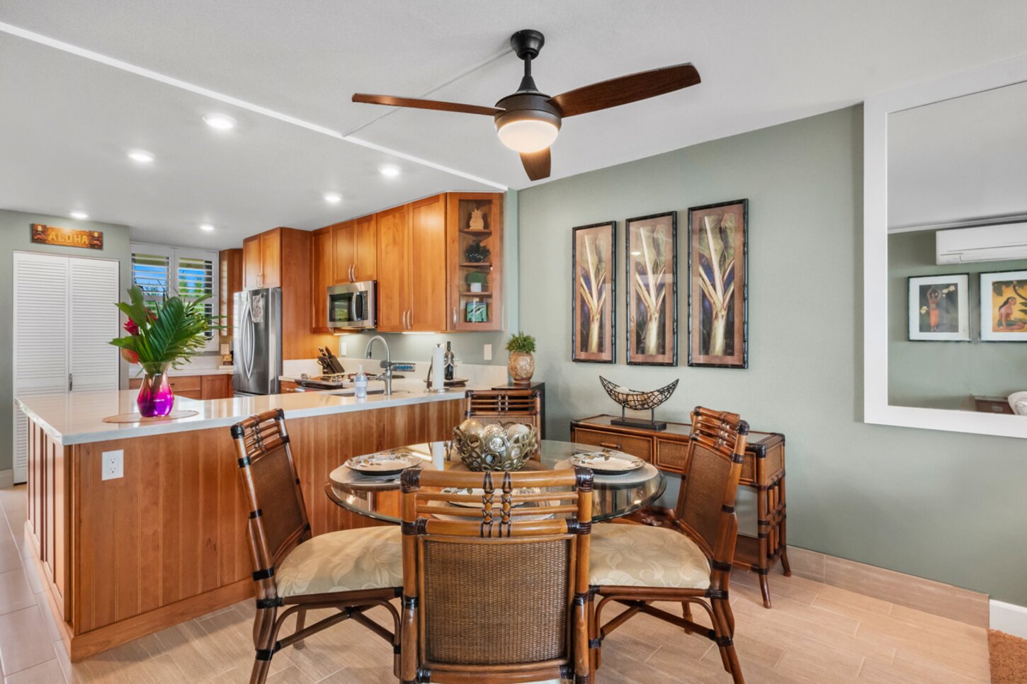 Dining room with seating for 4
