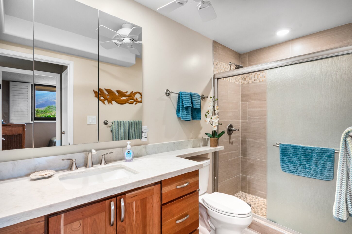 Guest bathroom with shower and ensuite with guest bedroom 