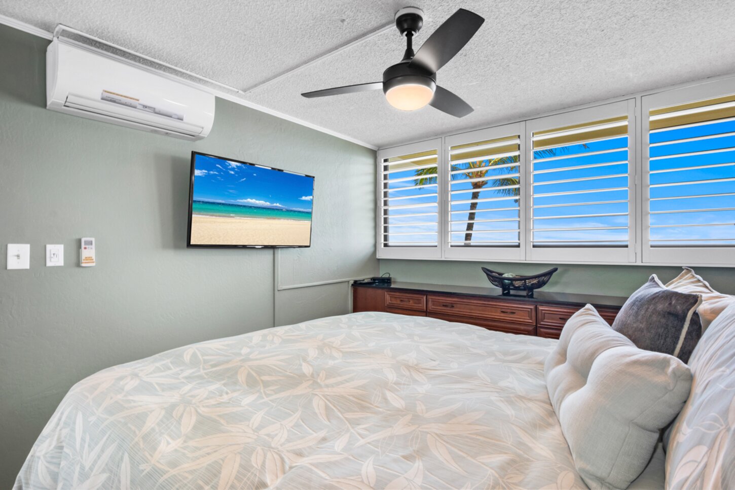Oceanside main bedroom with California King size bed & TV