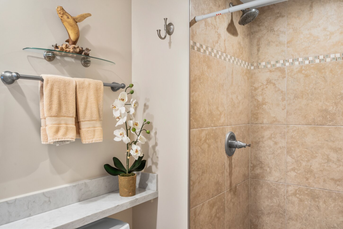 Main bathroom with shower connected to main bedroom