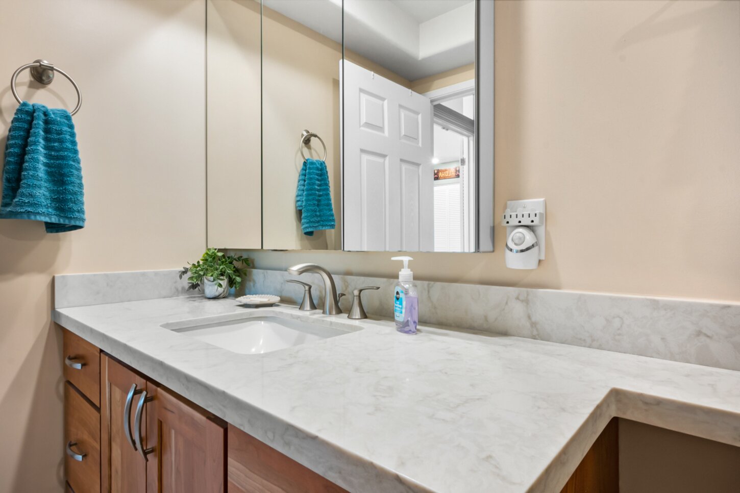 Guest bathroom ensuite with guest bedroom