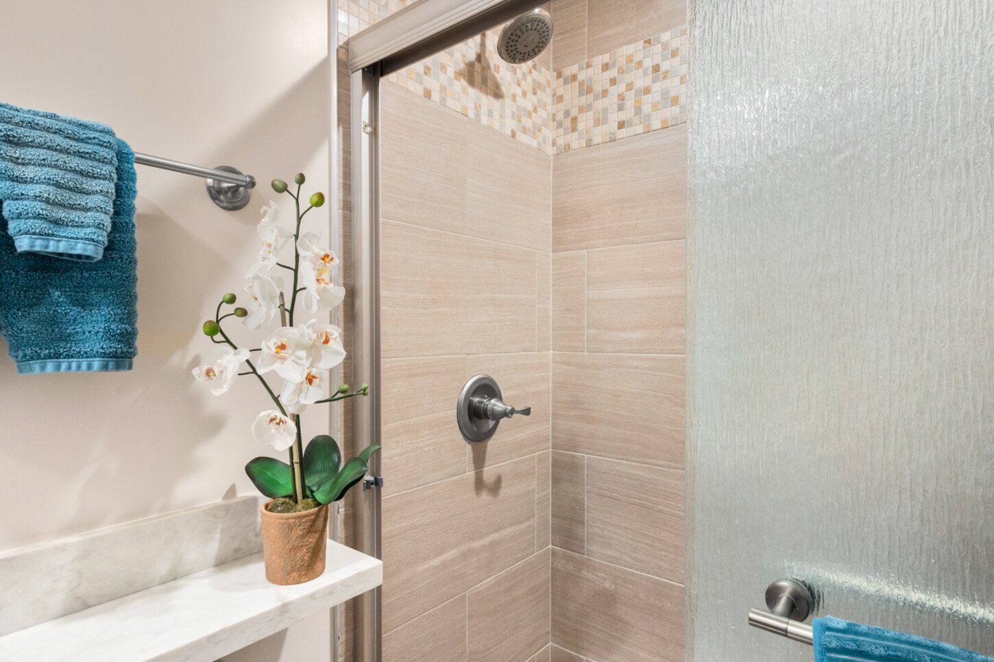 Guest bathroom with shower and ensuite with guest bedroom 