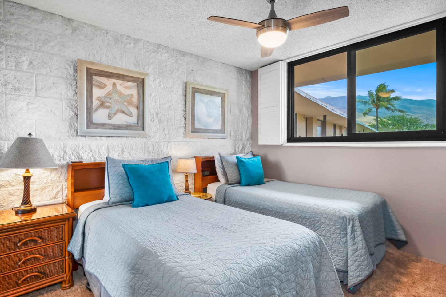 Twin beds configuration in guest bedroom