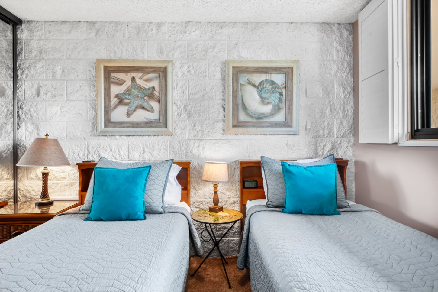 Second bedroom in twin beds configuration