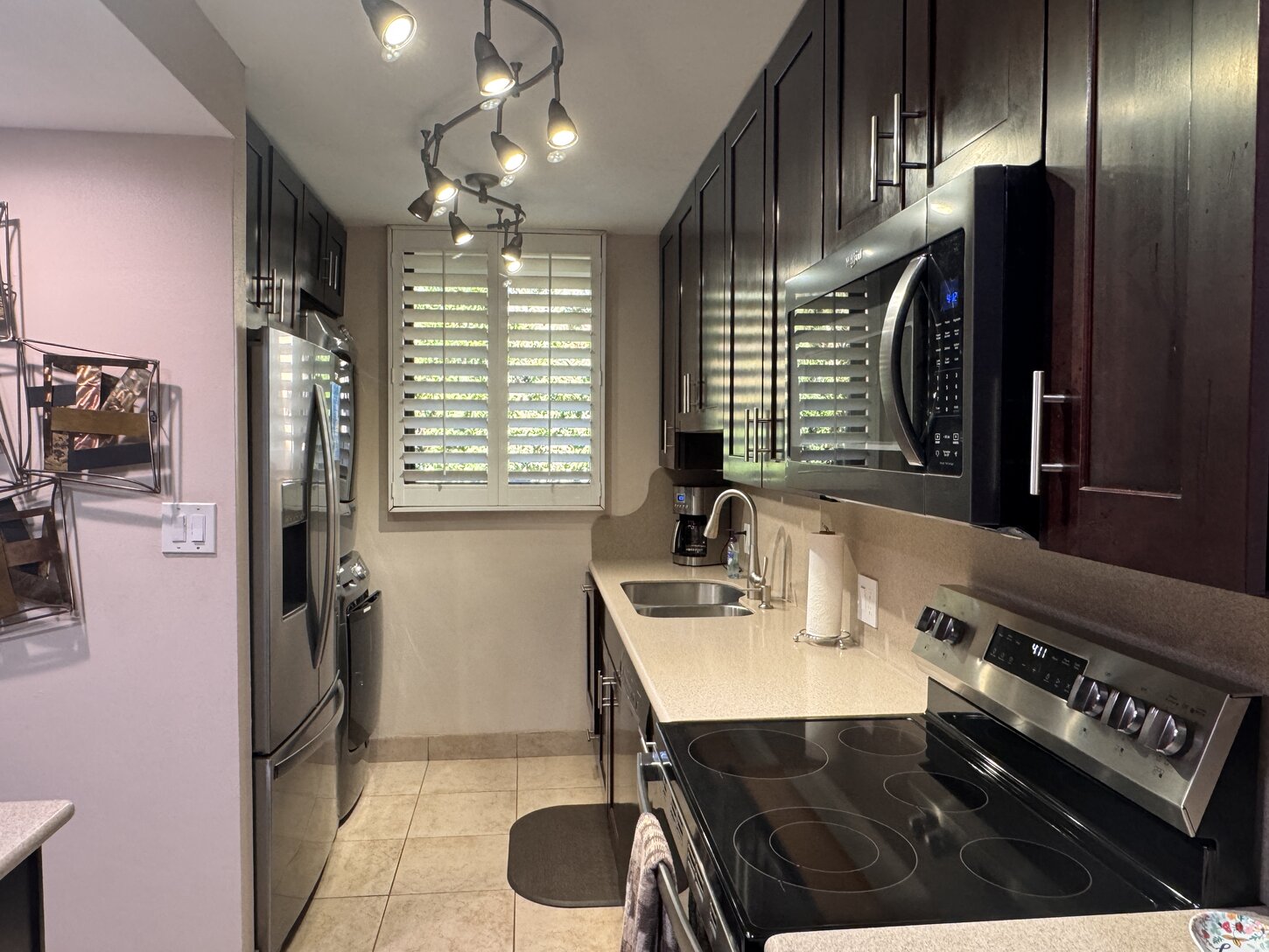 Kitchen with full size applicances including washer and dryer