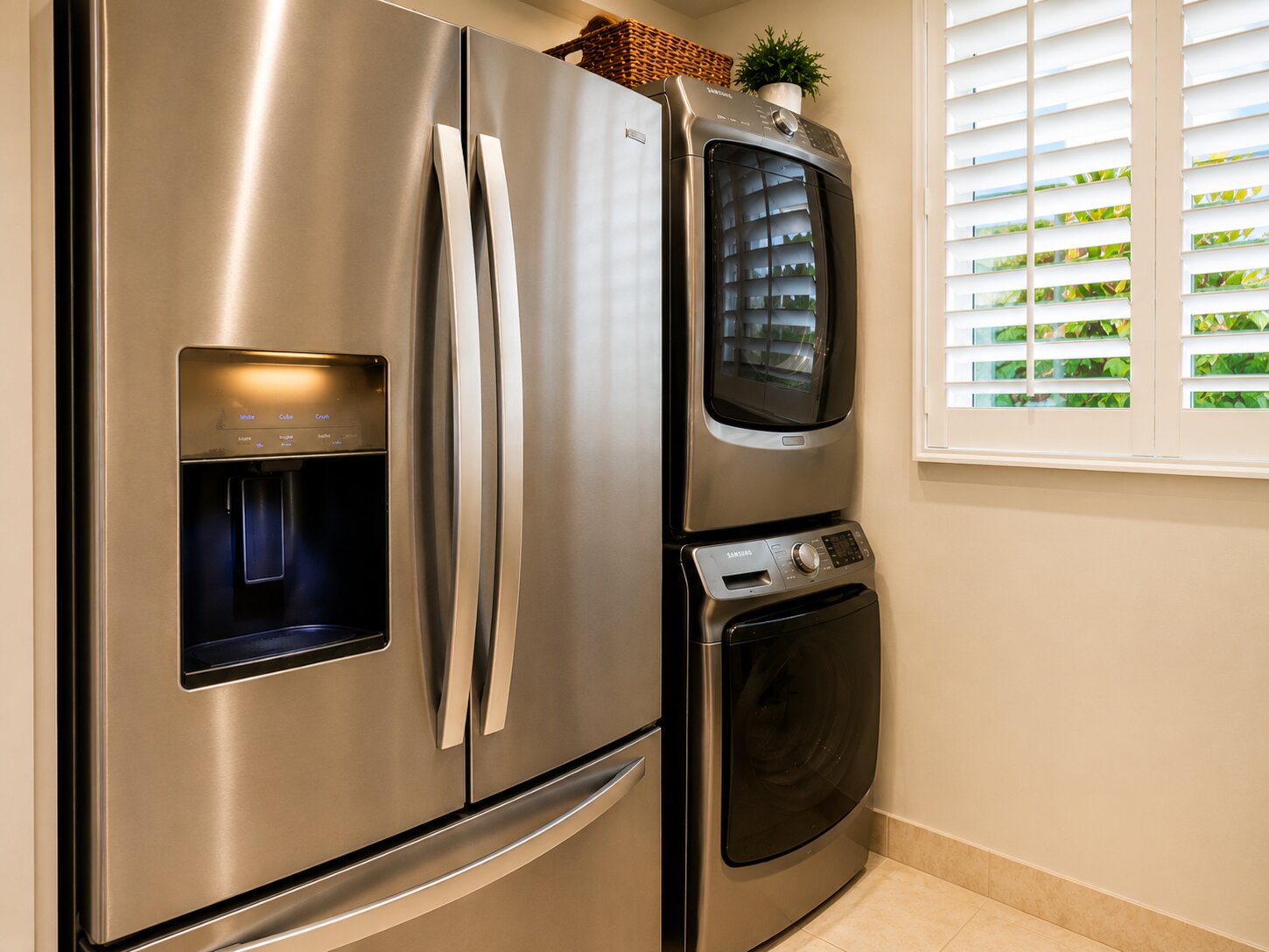 Fullsize refrigerator/freezer and washer/dryer