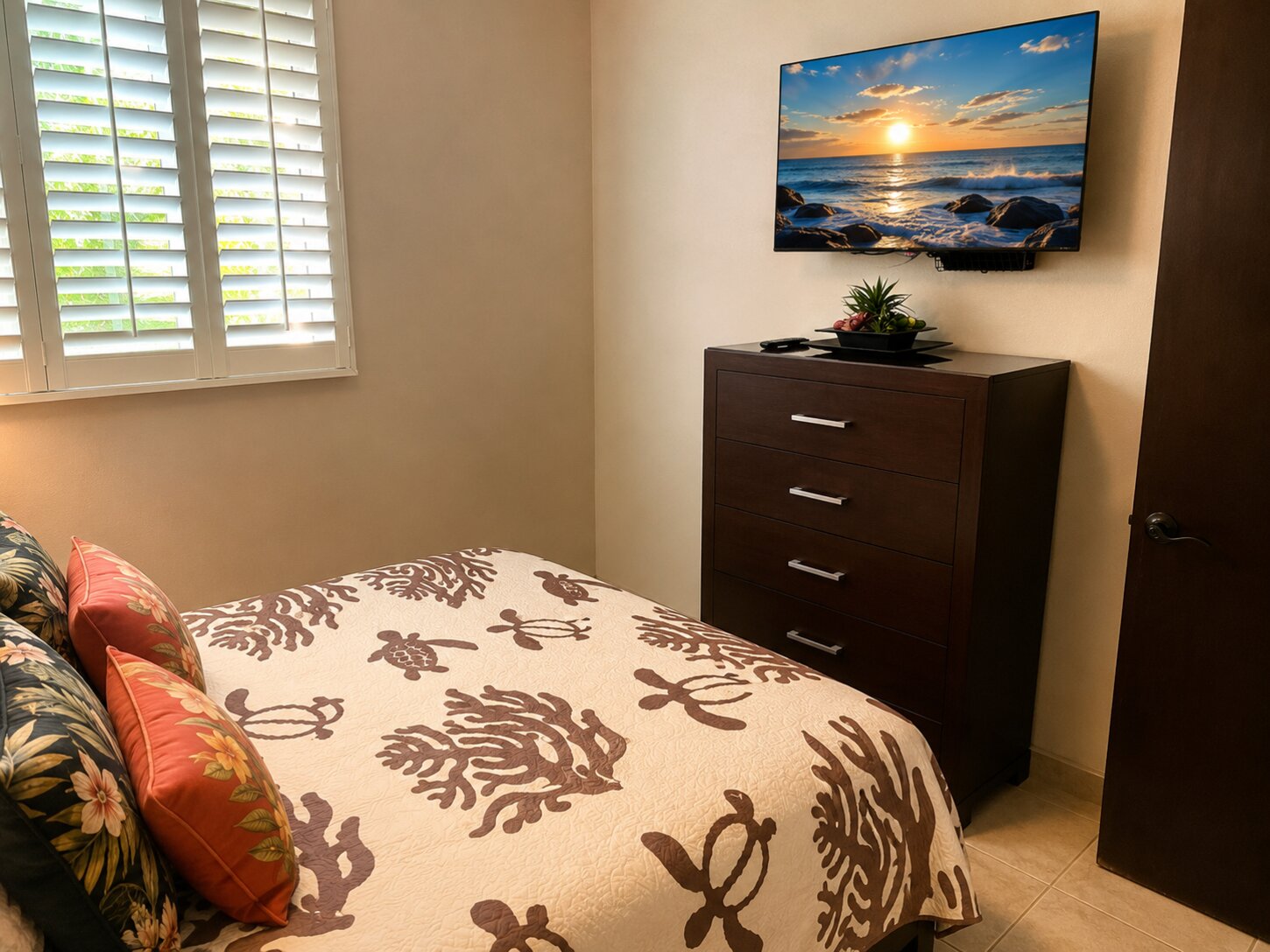 Second bed room w/TV