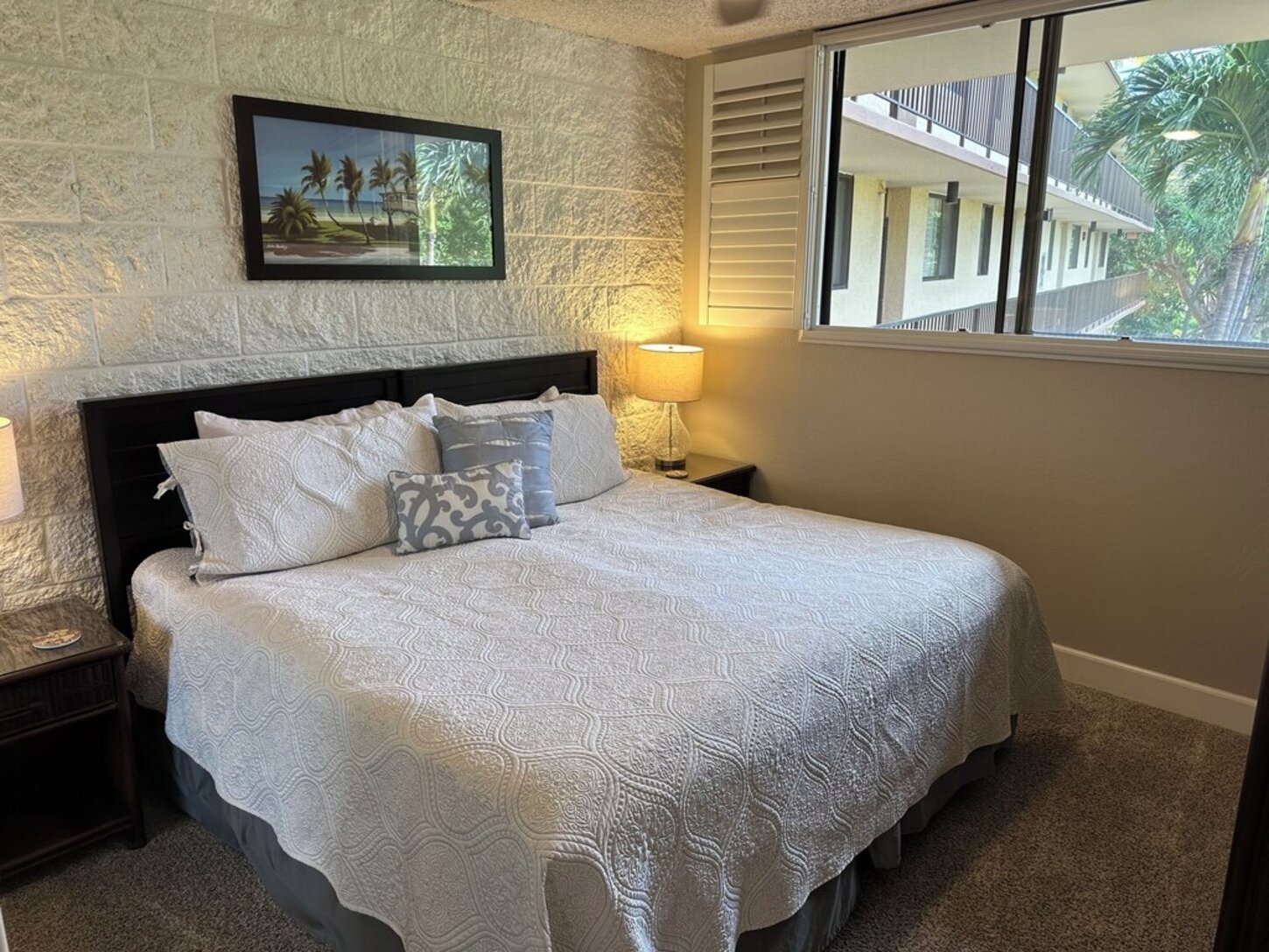 Guest bedroom with King bed configuration, option for 2 Twin beds, Smart TV, ceiling and floor fans
