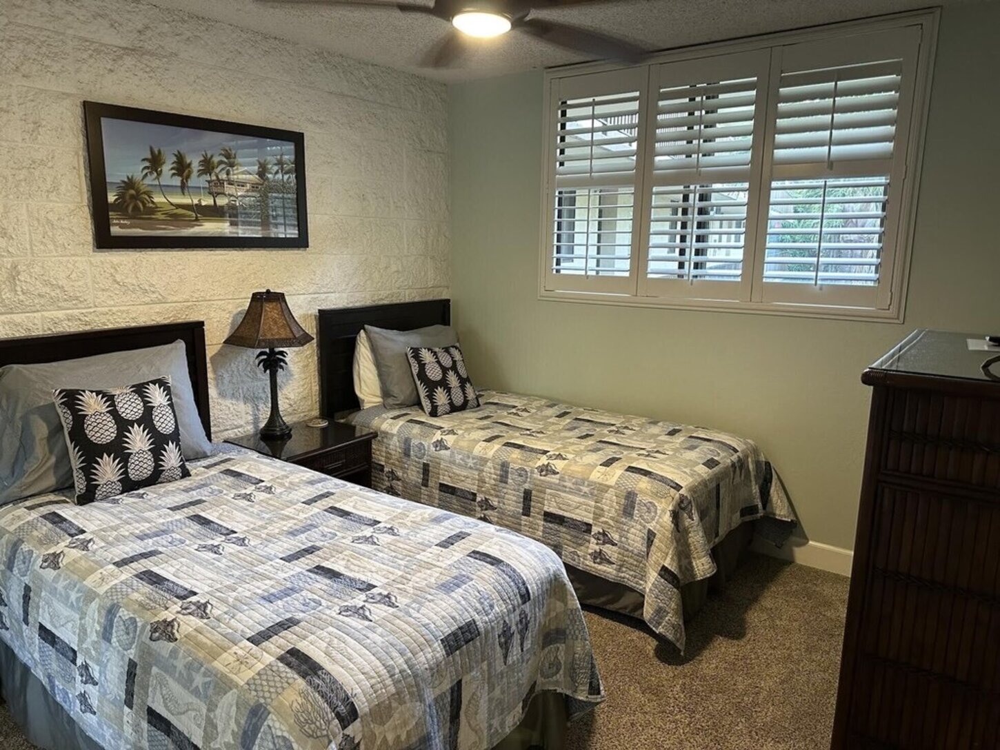 Guest bedroom with 2 Twin bed configuration, option for a King bed, ceiling and floor fans, smart TV