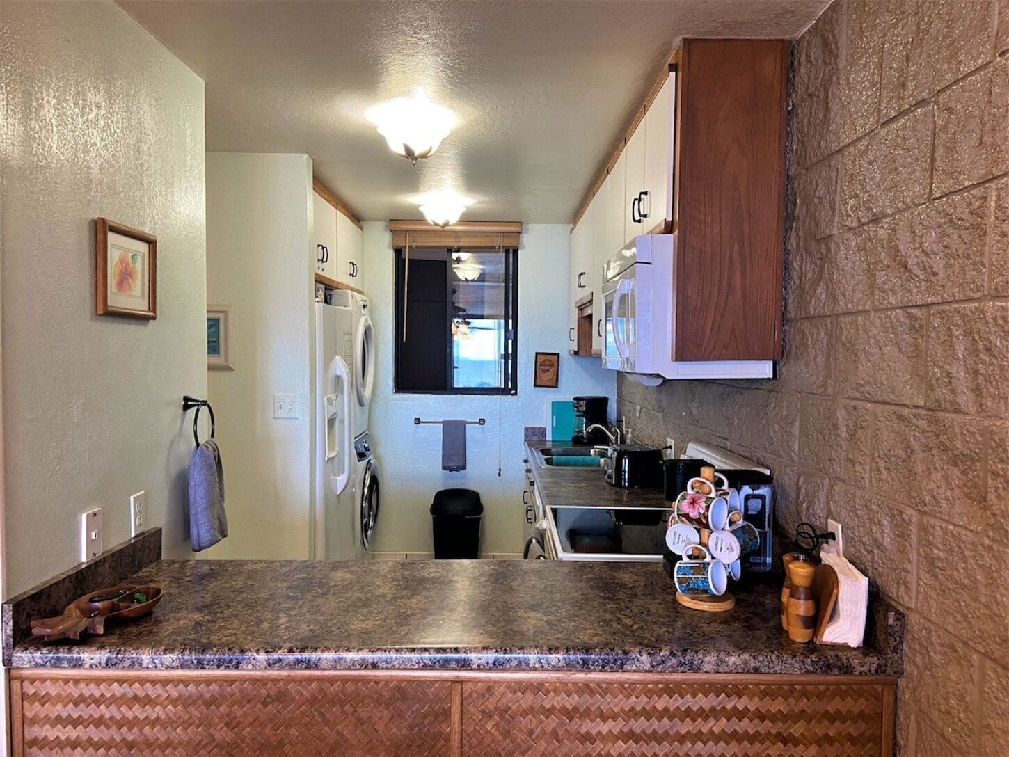 2 coffee makers: For grounds or K-cups. Enjoy sunrise with coffee on the lanai.