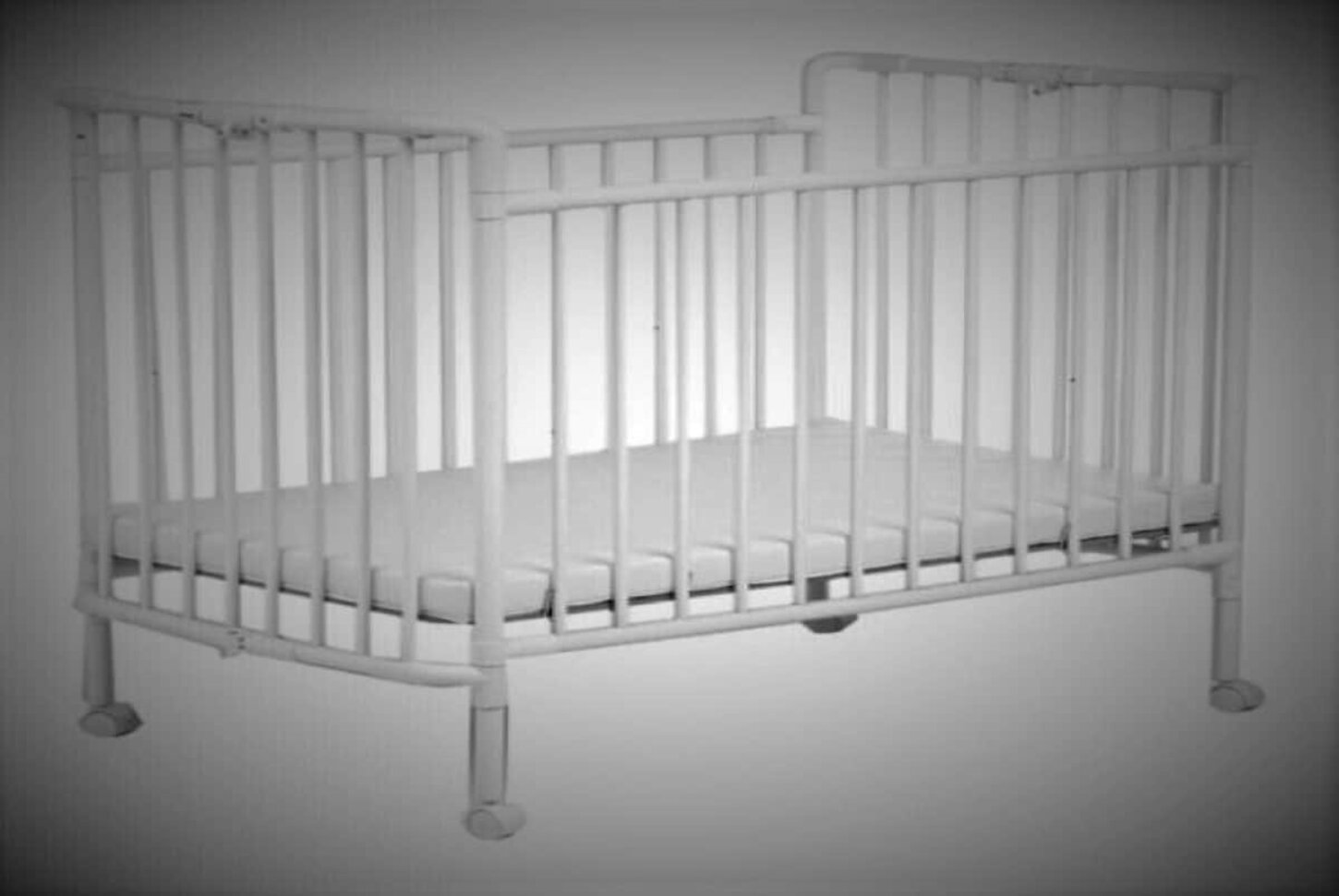 Crib has mattress and sheets.  Up to 50 lbs.