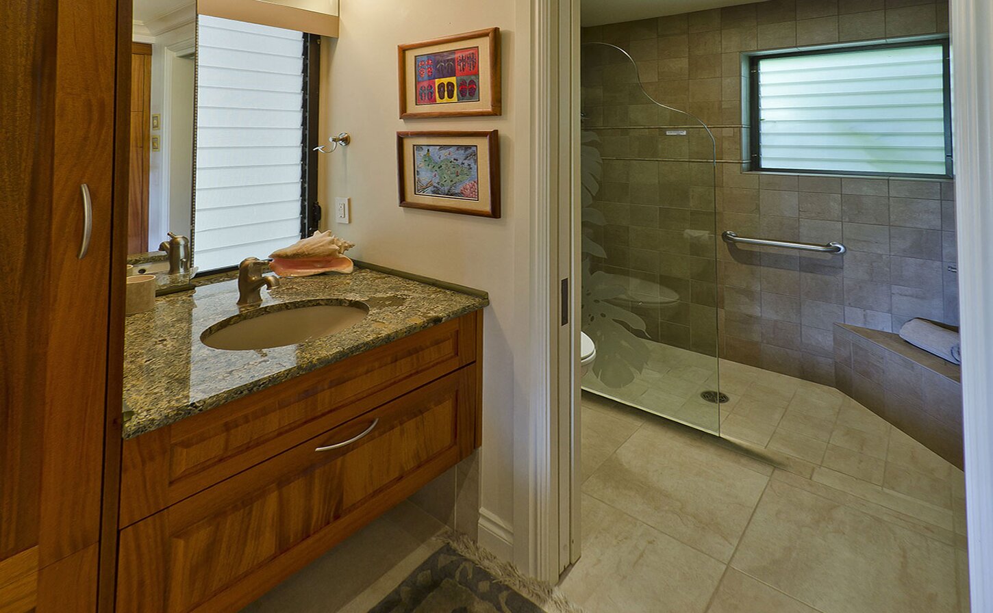 Hall / Guest bath
