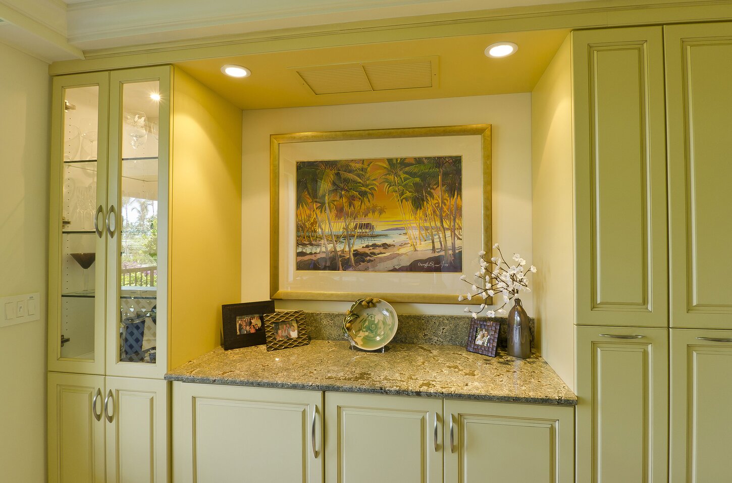Buffet & pull out storage columns