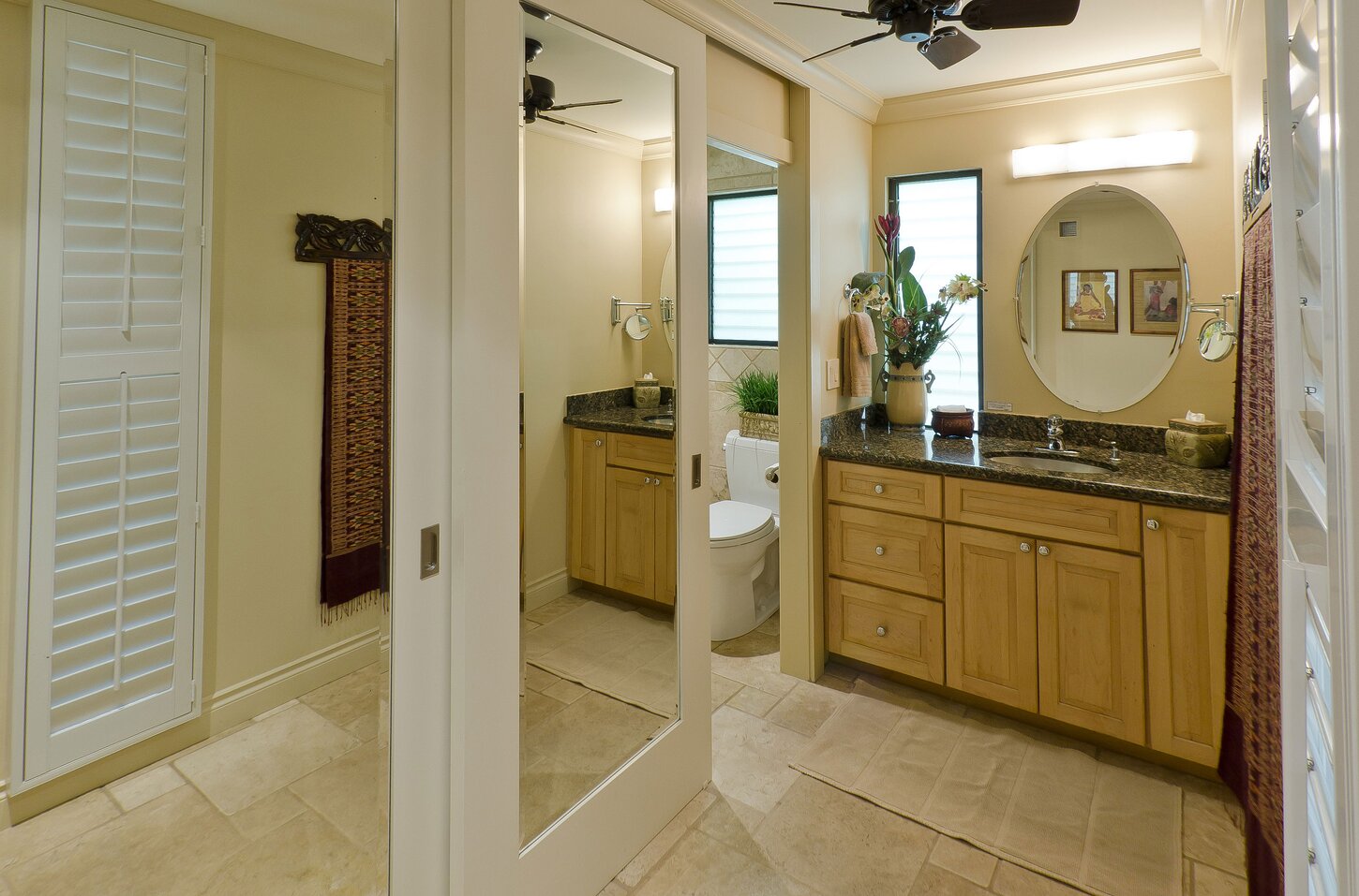 Bedroom ensuite w dressing area
