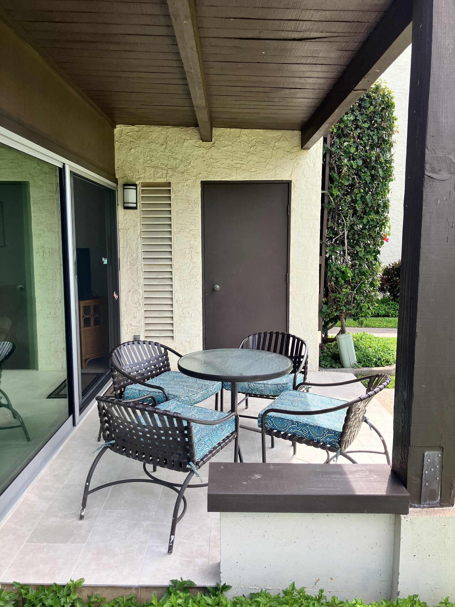 Seating for 4 on the lanai
