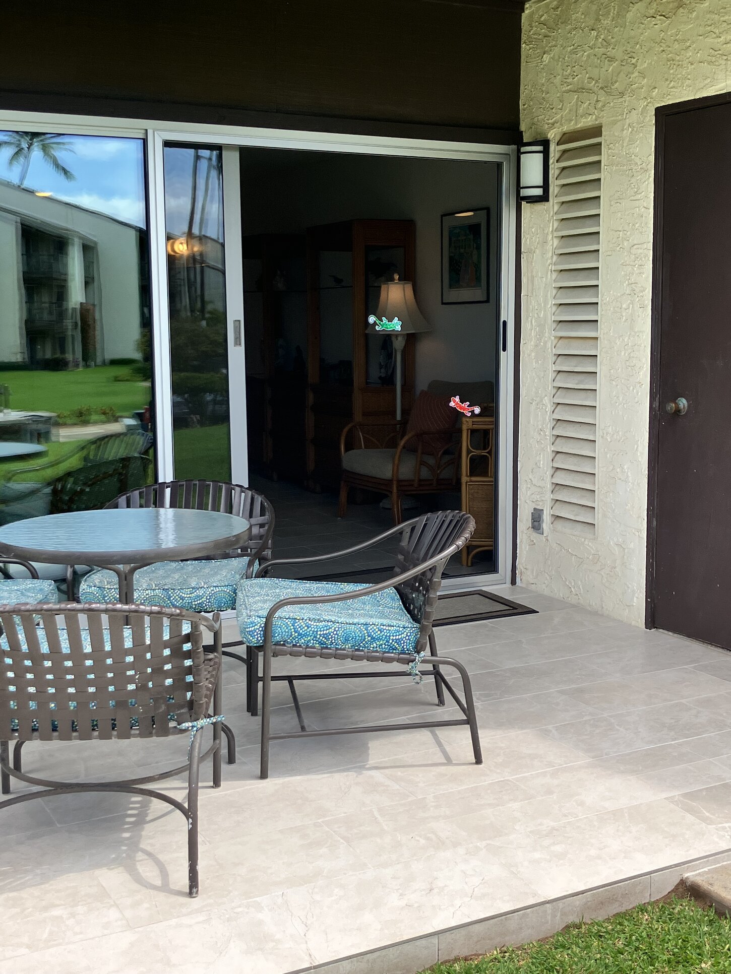 From the lanai towards the open screen door - allowing the tradewinds through