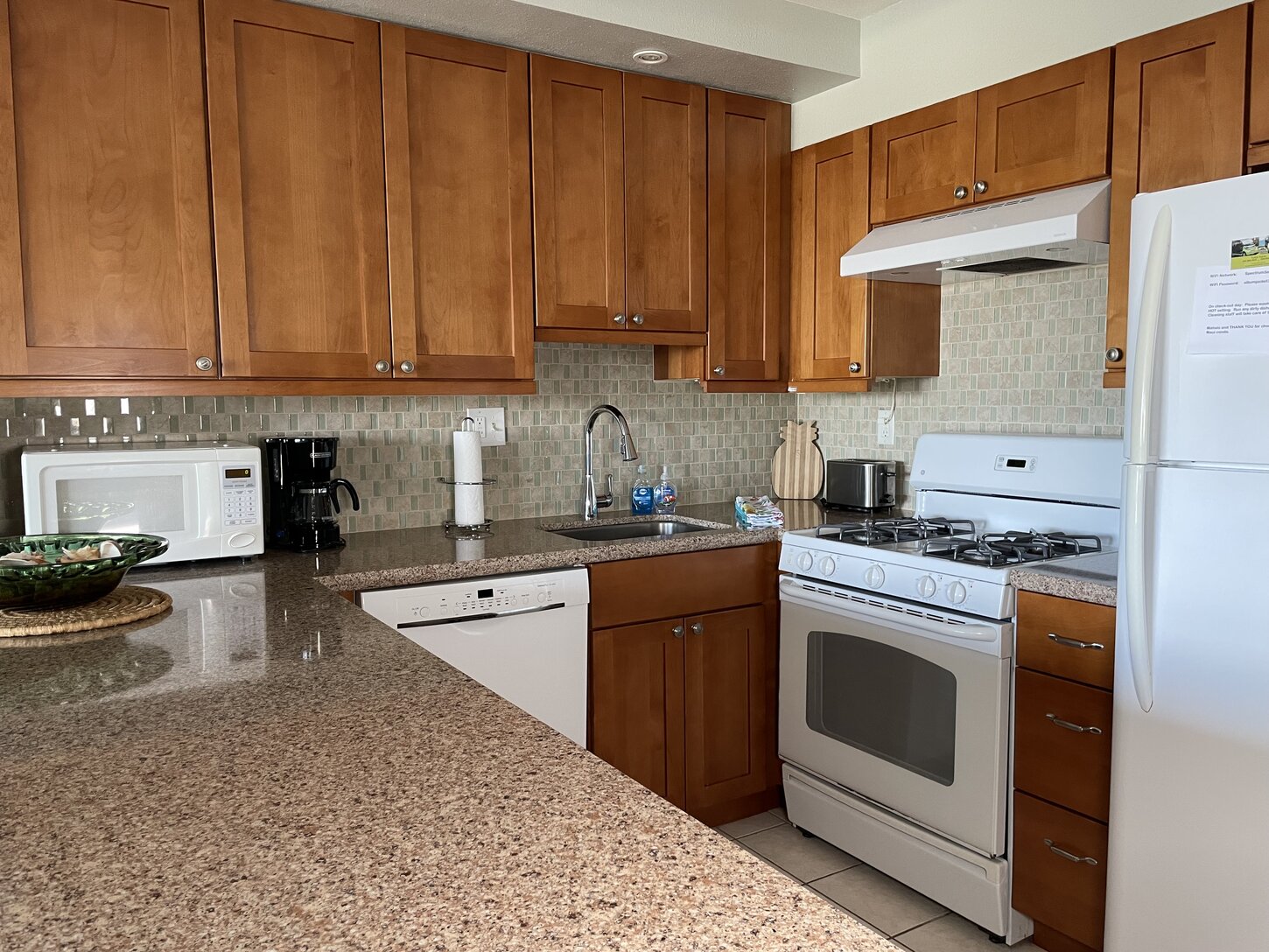 Fully equipped kitchen with stove, dishwasher, microwave and coffee makers (pods or grounds)
