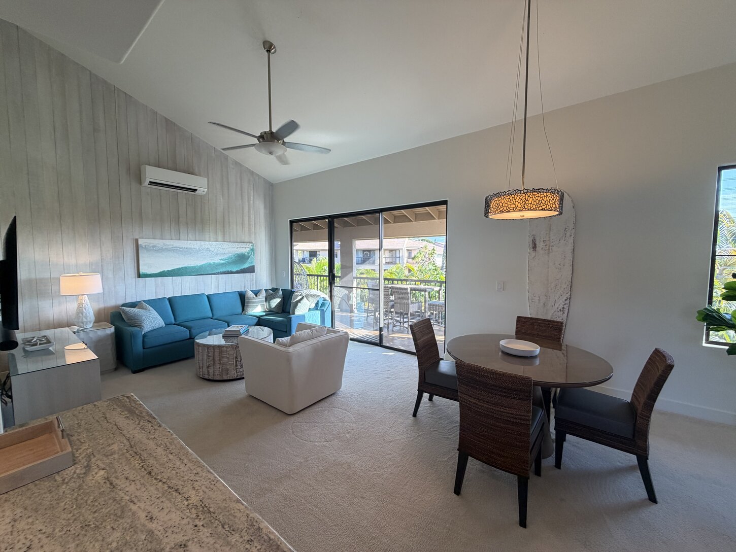 Open to HUGE lanai!