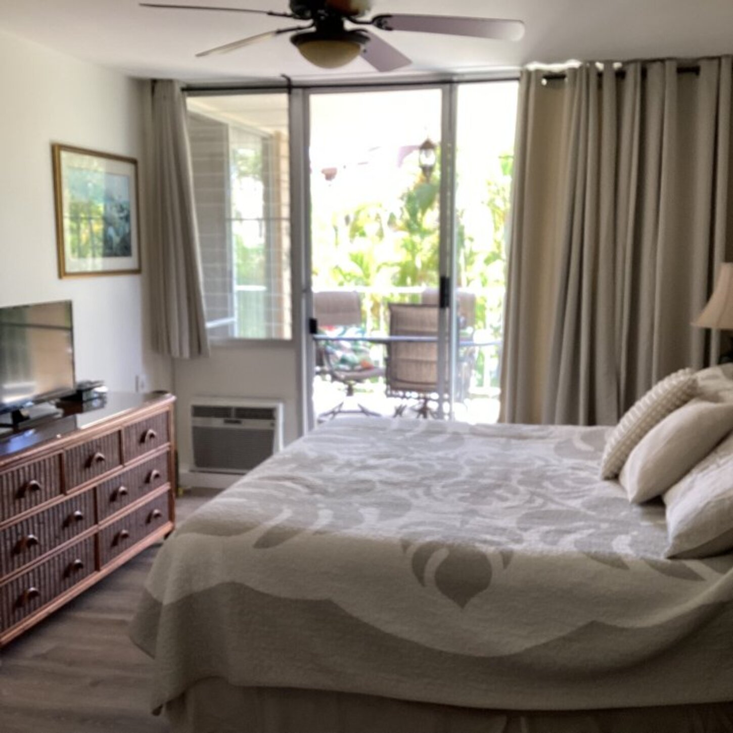 Primary King Bed with access to lanai